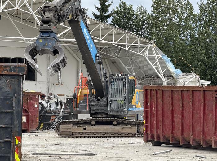 Ahlsell-byggene rives - blir parkeringsplass for nytt sykehus